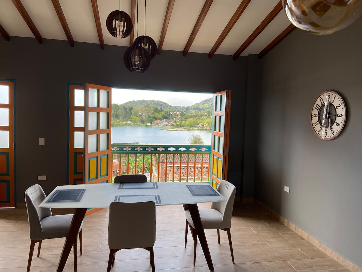 Alojamiento con vista al lago en Guatapé